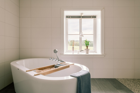 Moderne bad med vindusomramming i sveitserstil