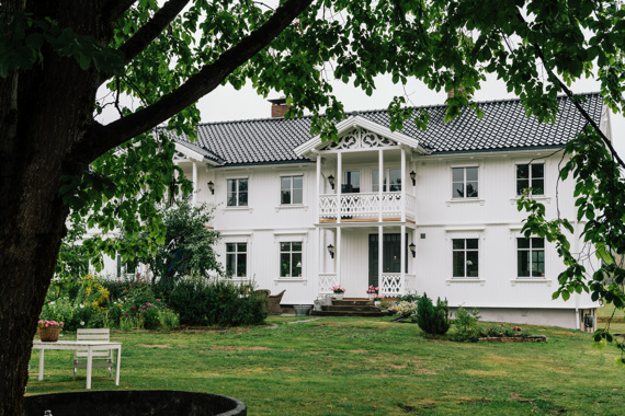 Romantisk sveitserstil på familiegård i Lier
