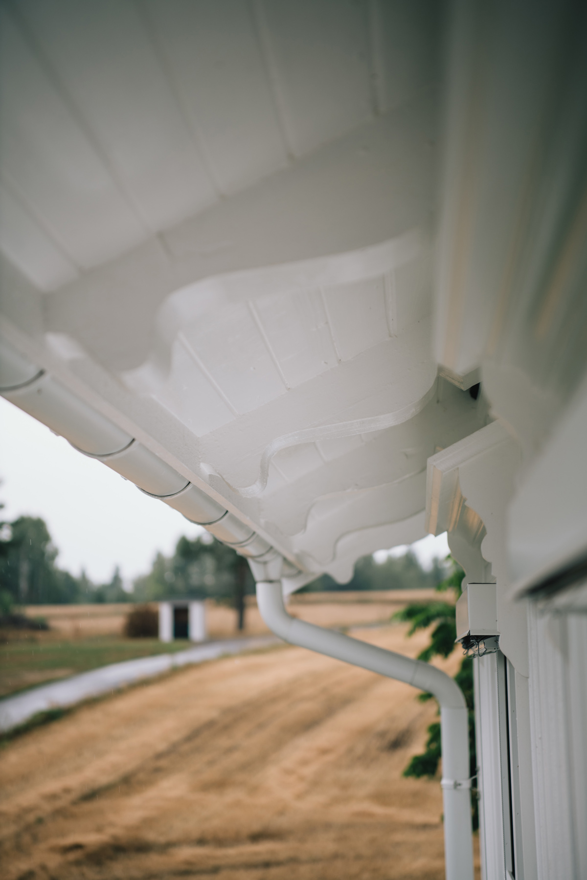 Sperreføtter og panelert undertak på sveitserhus