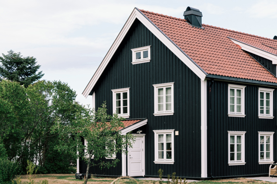 Kledning og vindusomramminger i klassisk byggestil