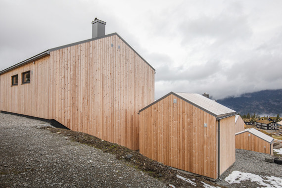 Minimalistisk hytte med kledning i malmfuru
