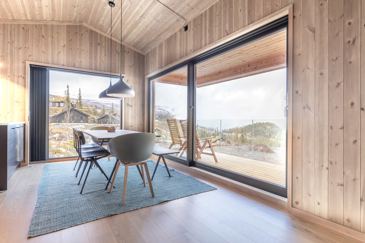 Beiset interiør i minimalistisk hytte