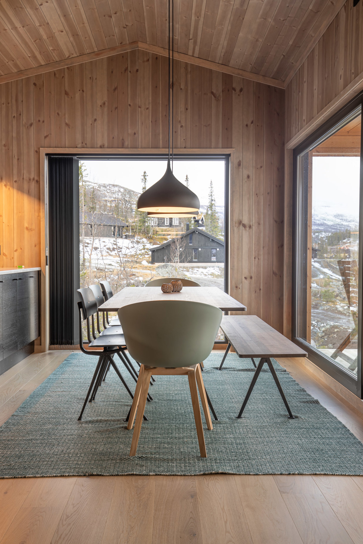 Beisa panel og lister gir lun hyttestemning