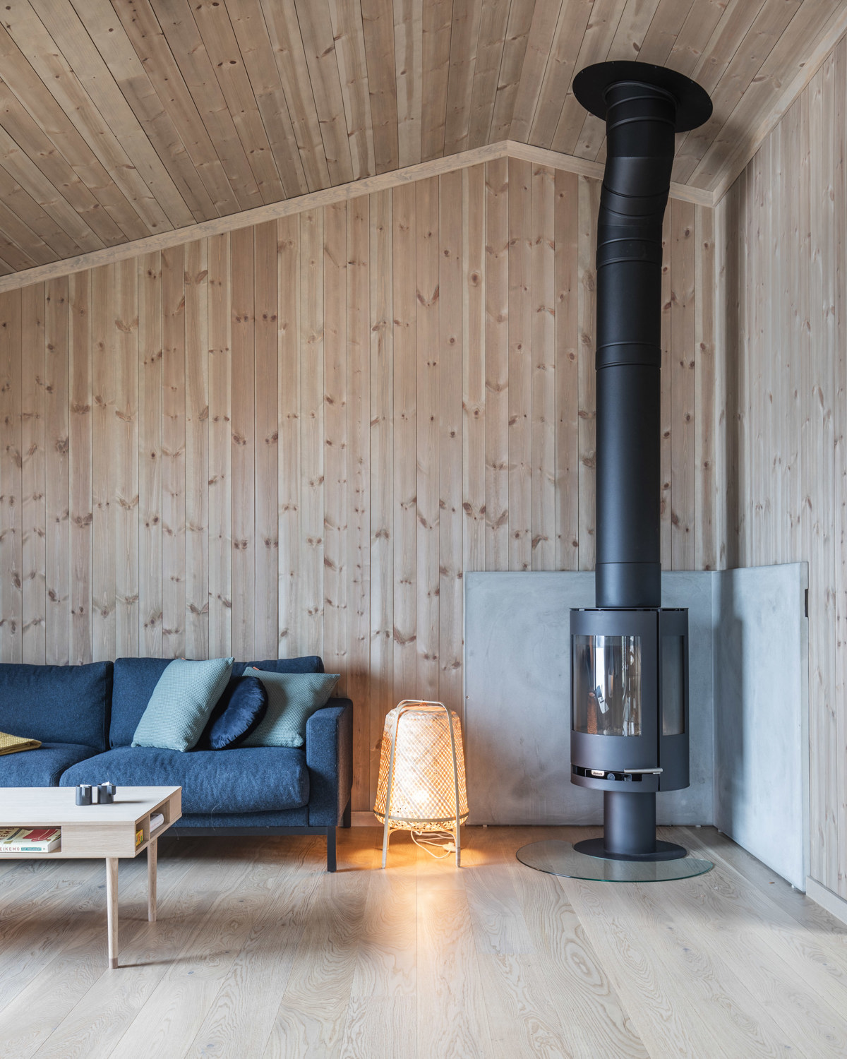 Hytte med beiset panel