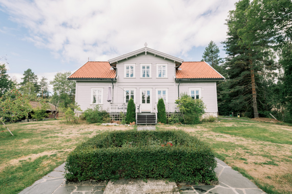 Symmetrisk, gjennomtenkt og stilfullt med klassiske vindusomramminger