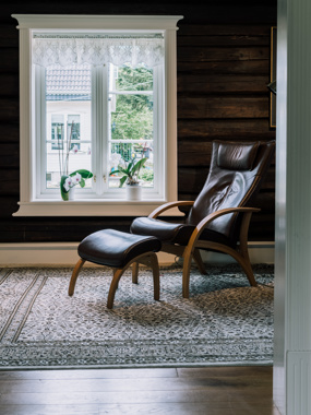 Klassisk innvendig vindusomramming som fremhever husets vinduer