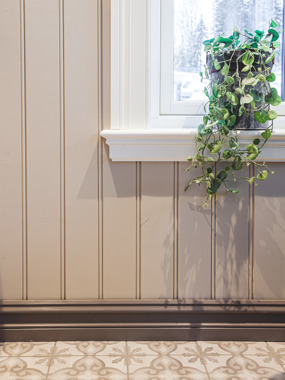 Vindusomramming, panel og lister i sveitserstil