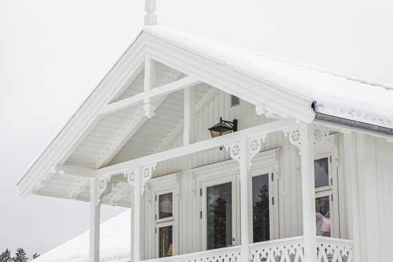 Sveitserveranda med vakker dekor