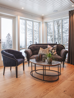 Lys stue i sveitservillaen på Vestre Åsland