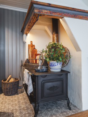 Kjøkken med vedovn i nyrenovert sveitservilla