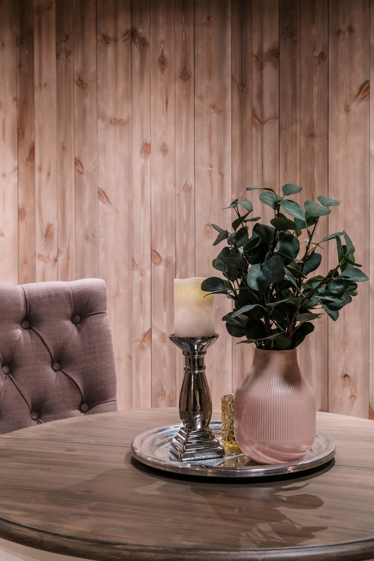 Beiset panel gir en vakker struktur i treverket