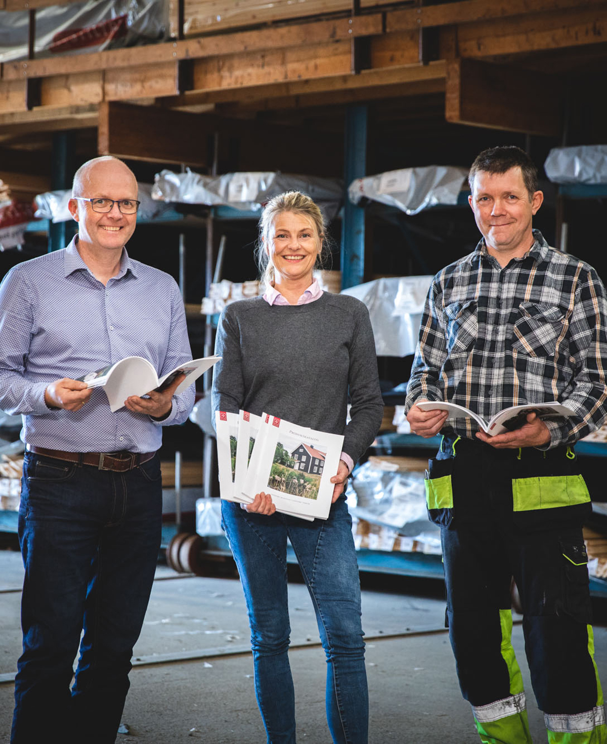 Anders, Grace og Tom Erik med Stiltres produktkatalog