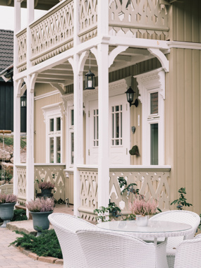 Inngangsparti med rekkverk og detaljer i sveitserstil