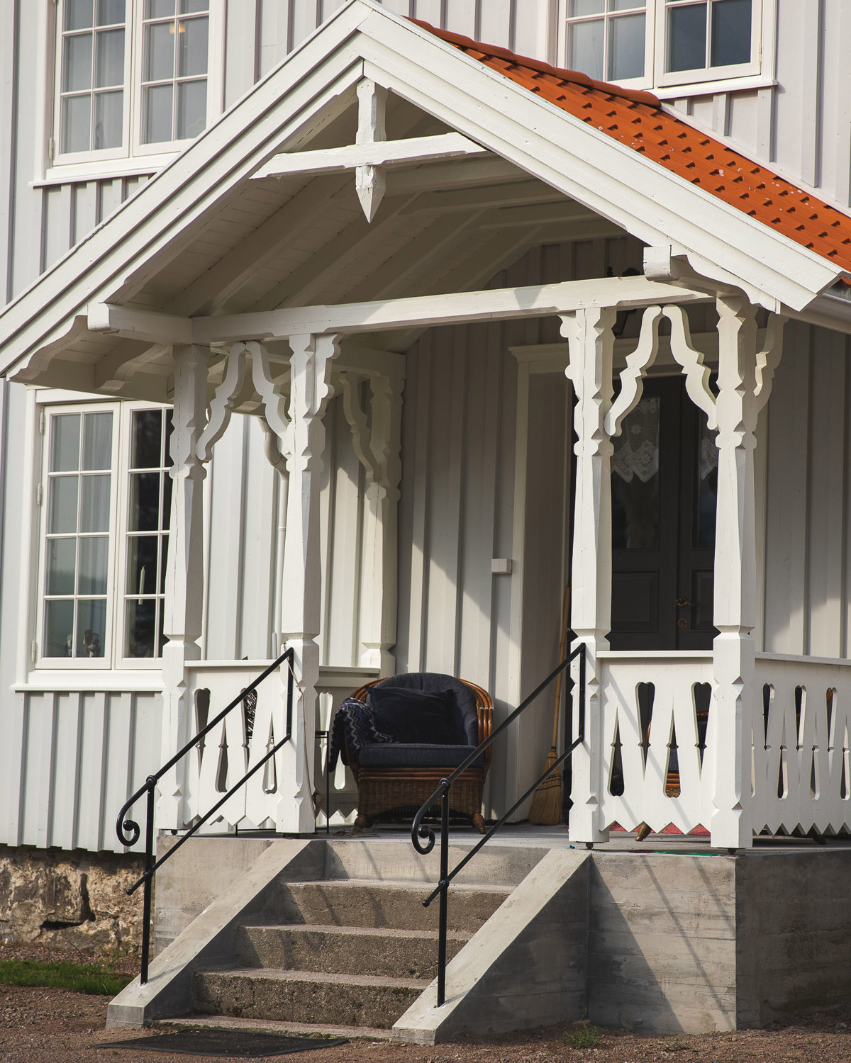 Inngangsparti i sveitserstil på Siljan prestegård