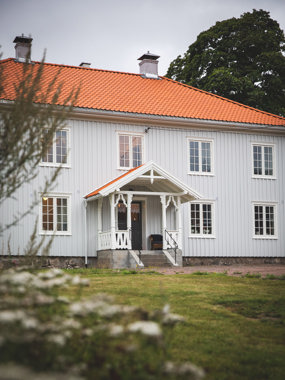 Klassiske Siljan prestegård med inngangsparti i sveitserstil
