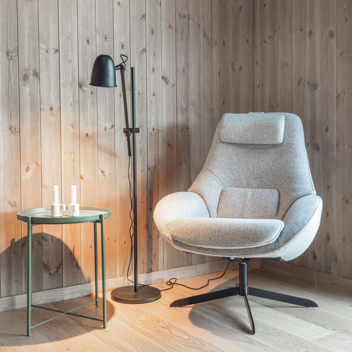 Stue med beiset panel og listverk