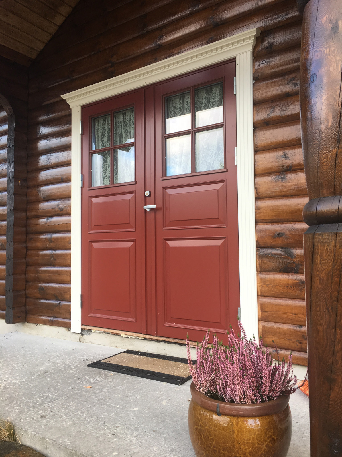 Døromramminger i klassisk stil på hytte