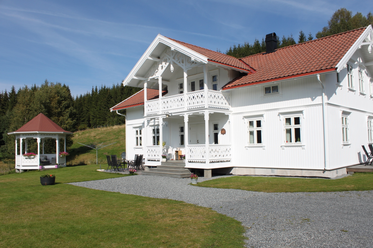 Sveitserhus med lysthus