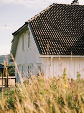 Halvt valmet tak på dette klassiske huset