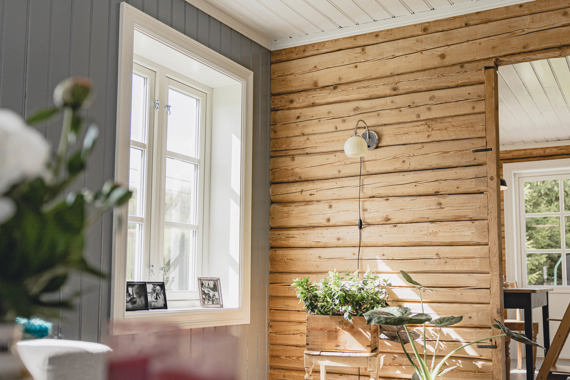 Stue i sveitserstil med tømmervegg som kontrast
