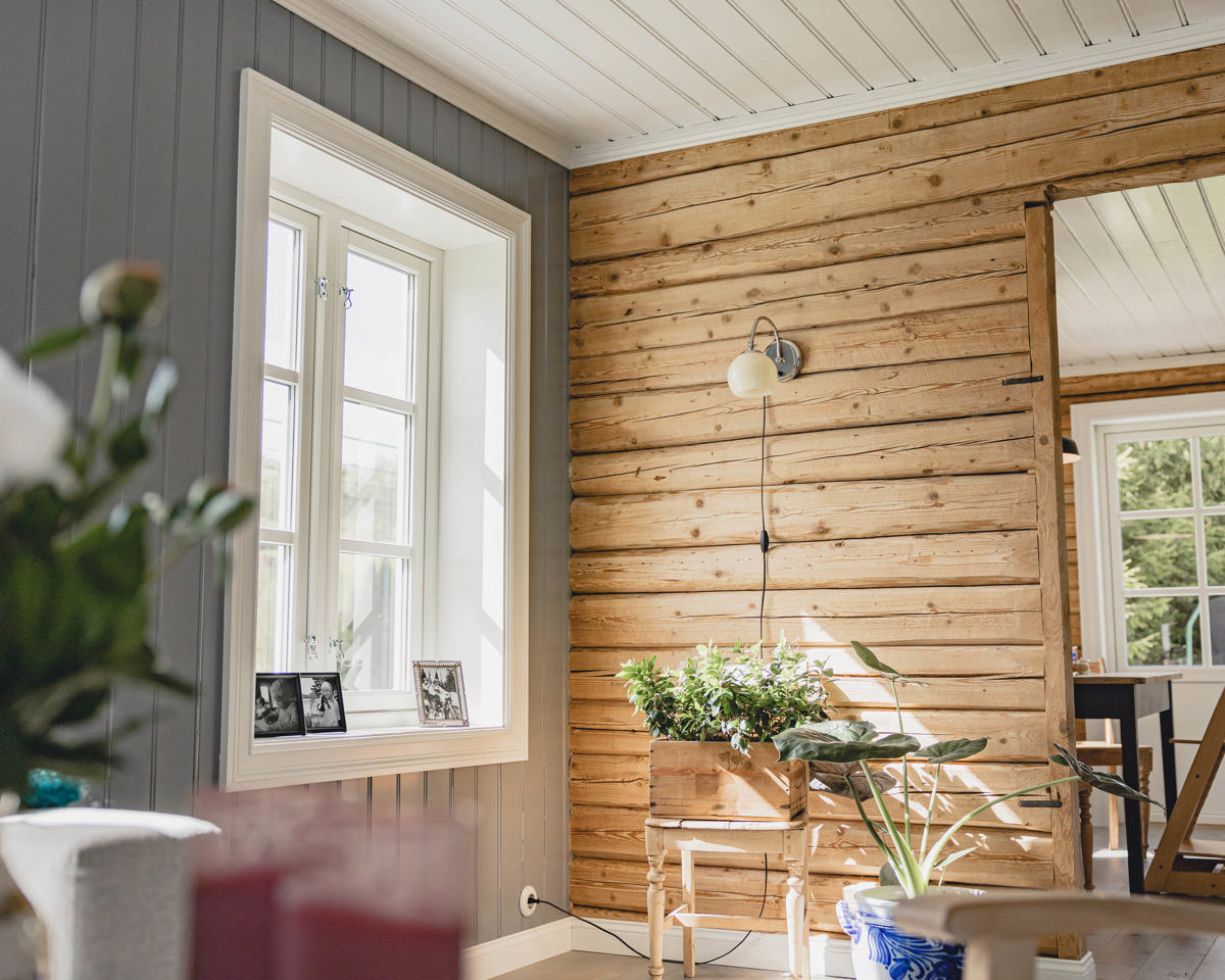 Gammel tømmervegg i stua