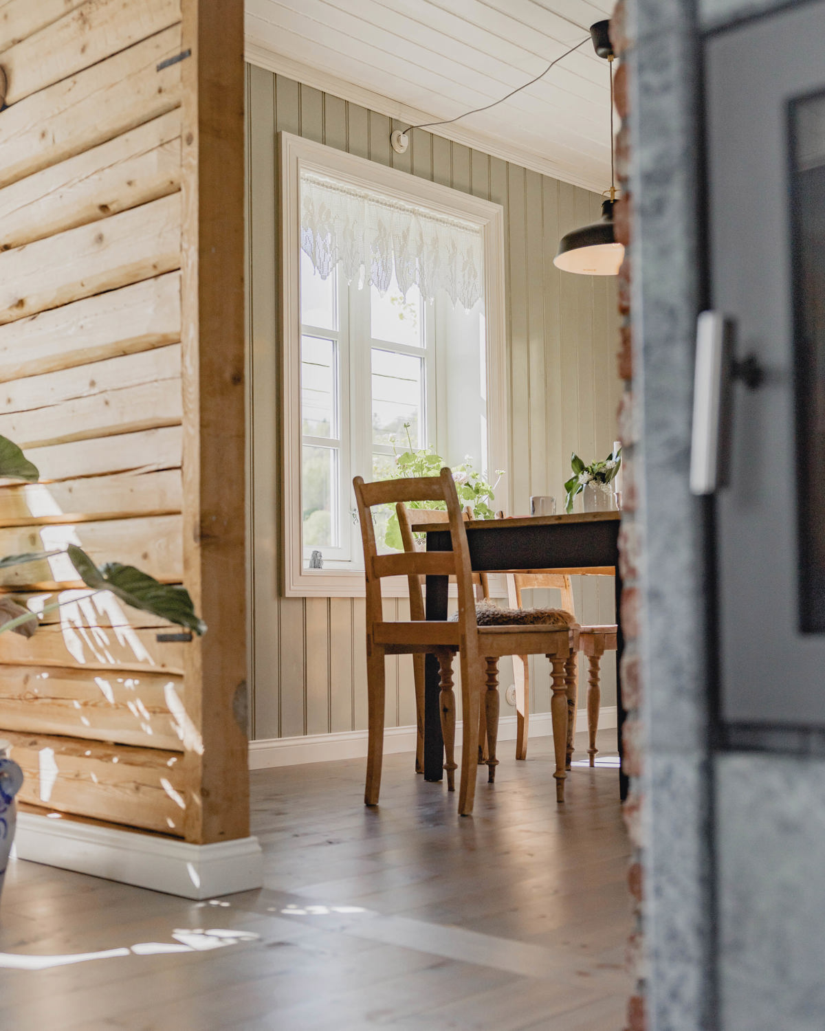 Sveitserhus med lister og panel fra Stiltre