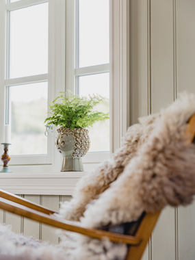 Vindusomramming og panel i sveitserstil