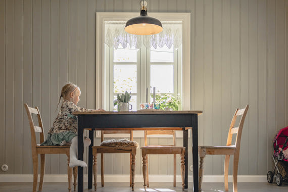 Vindu med lister i sveitserstil