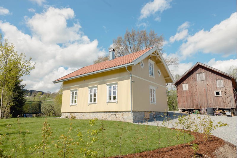 Renovert sveitserhus med hage