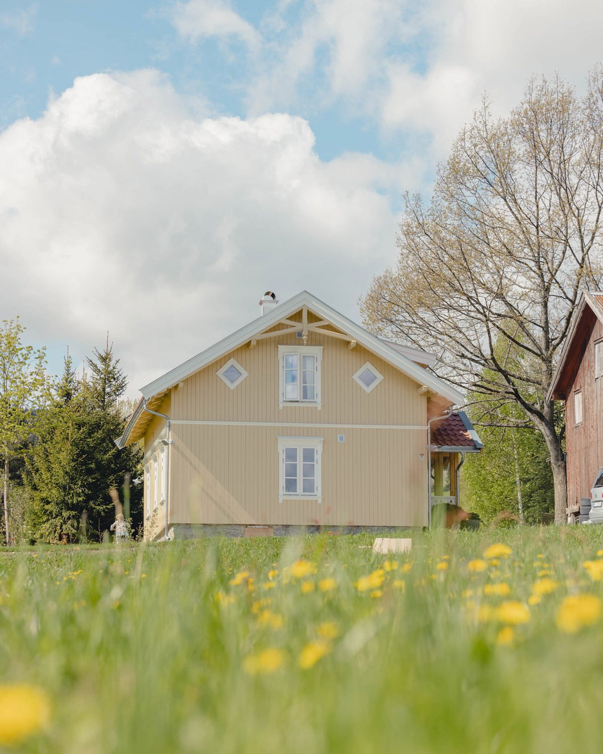 Nyrenovert sveitserhus i landlige omgivelser