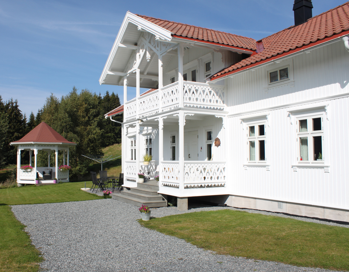 Sveitserhus med stilriktige detaljer