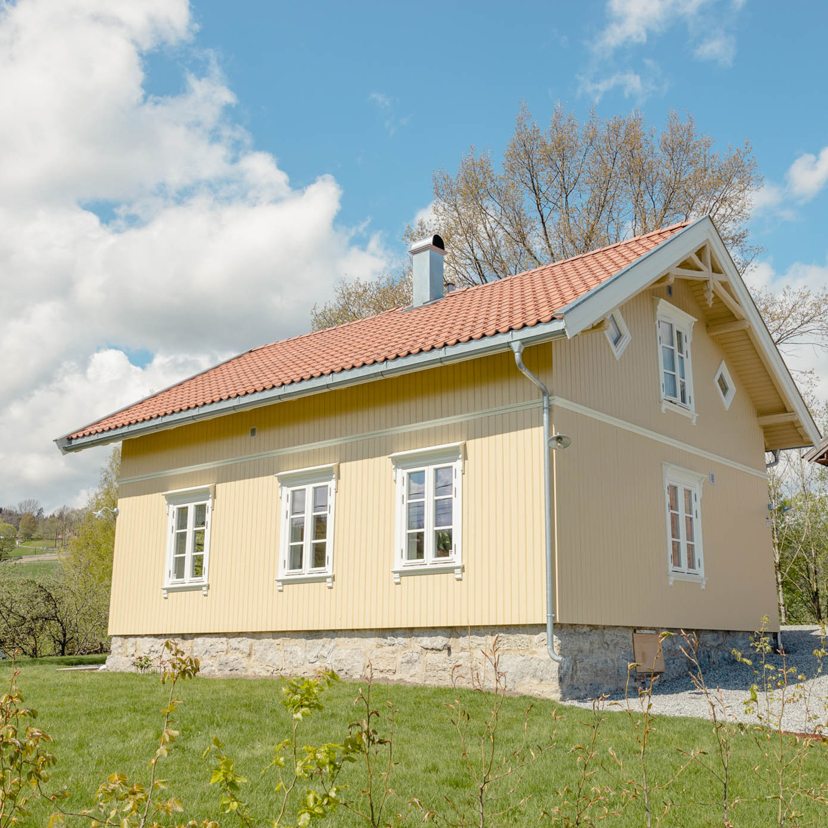 Sveitserhus med høy grunnmur