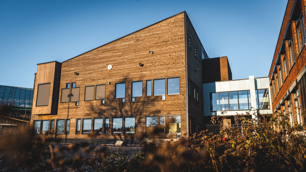 Kledning i malmfuru på Stovner videregående skole