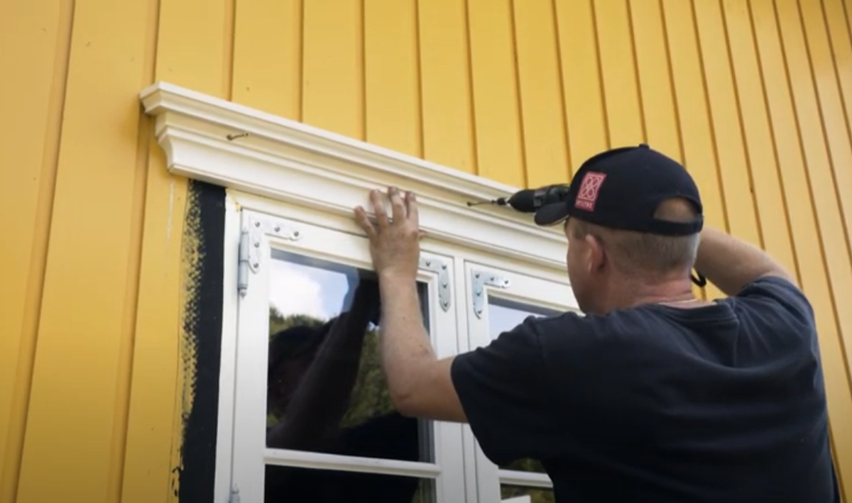 Toppstykket skrus fast