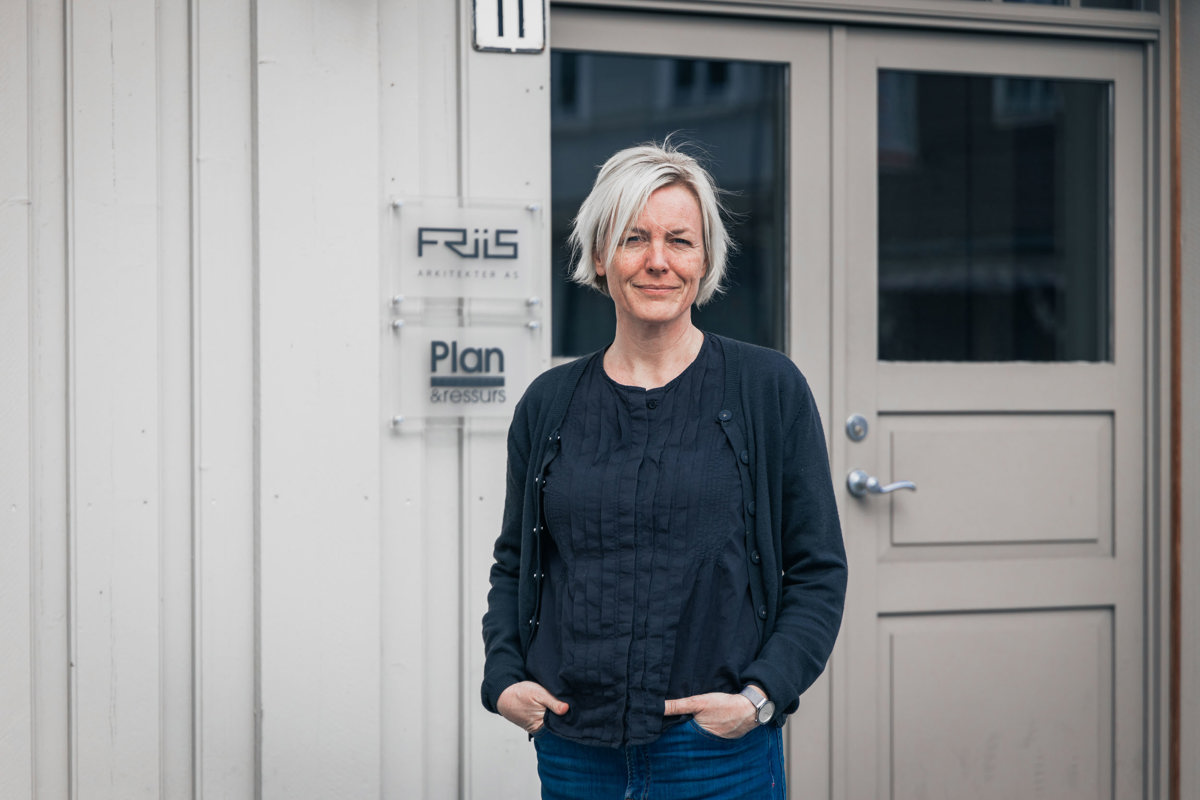 Arkitekt Ruth Une Helgestad utenfor lokalene til Friis Arkitekter