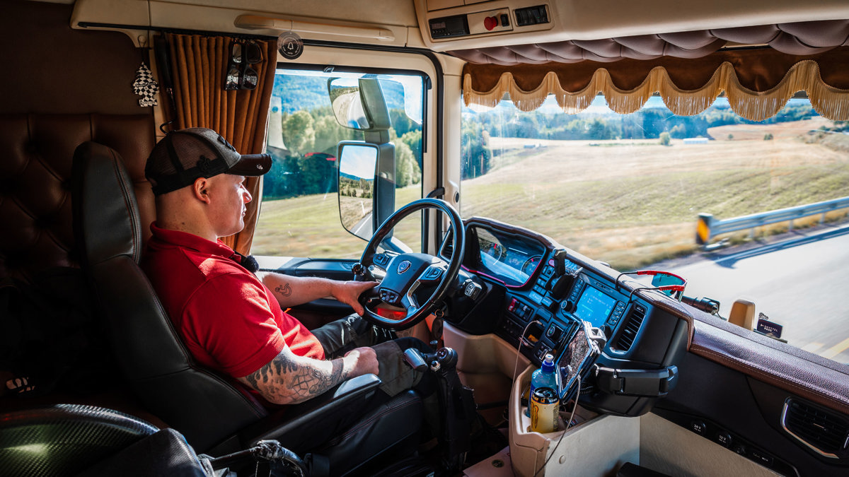 Bjørn Erik Bergan bak rattet på lastebilen