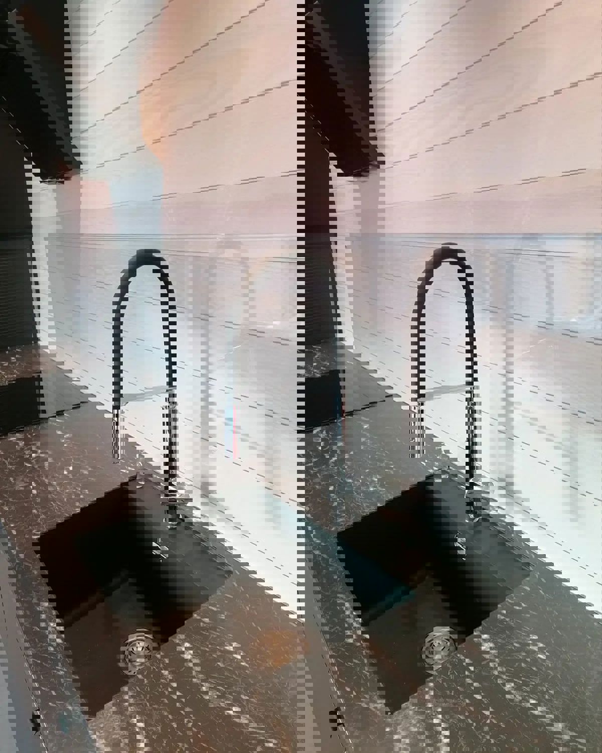 Moderne hyttekjøkken med kvistfri furupanel