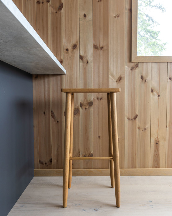 Moderne furupanel i hytte 