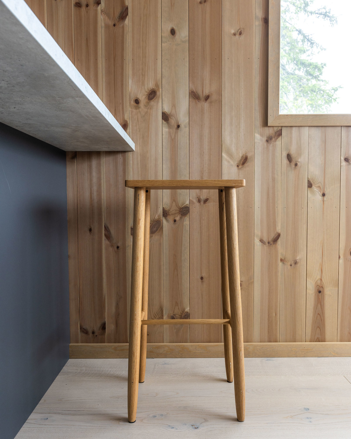 Moderne furupanel i hytte