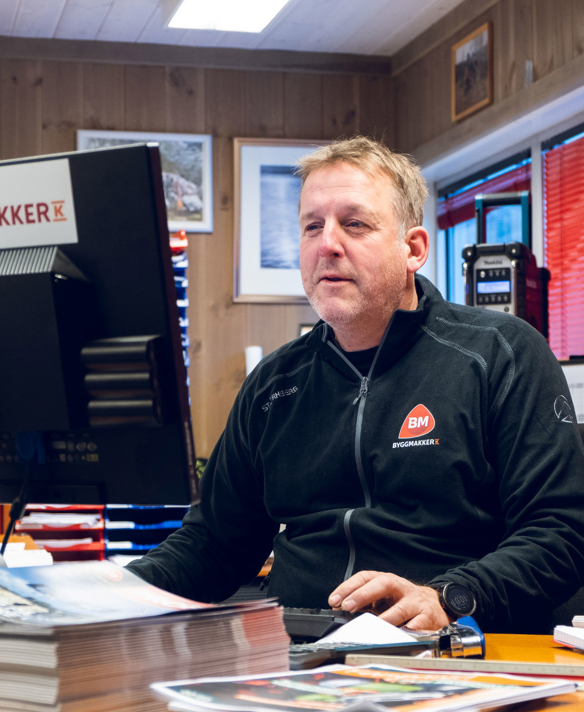 Halvor foran PCen mens han kikker på utvalget fra Stiltre
