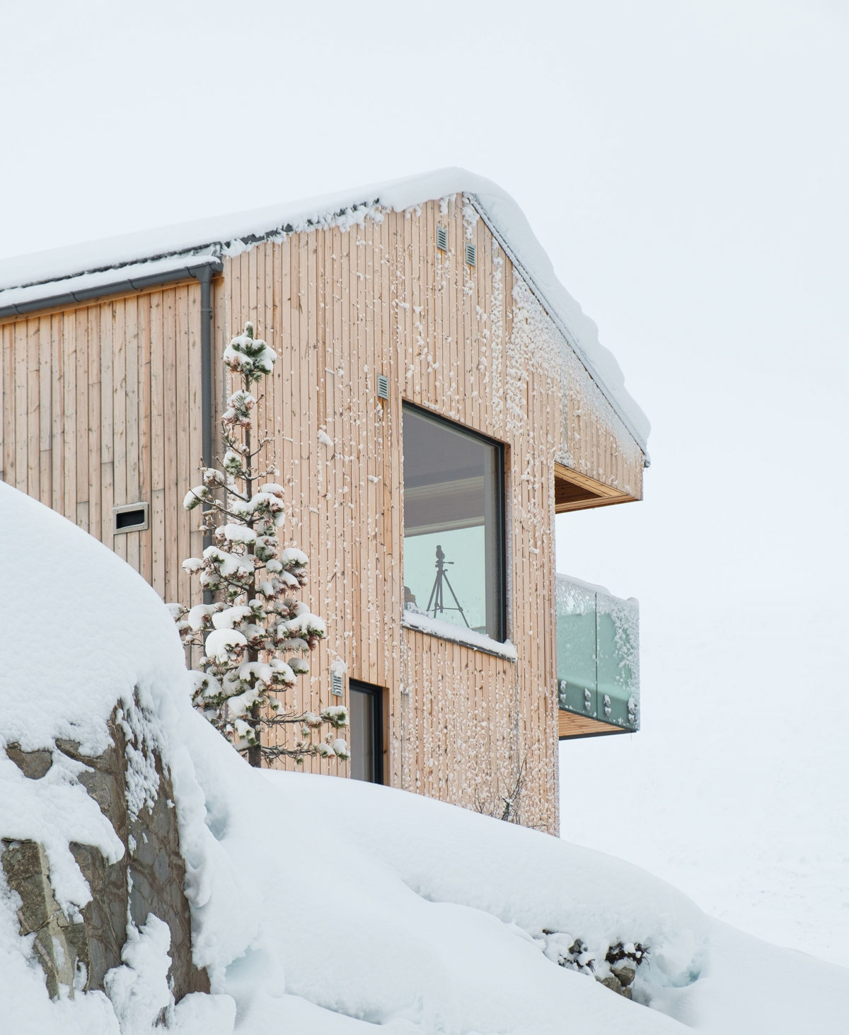 Minimalistisk hytte med kledning i malmfuru