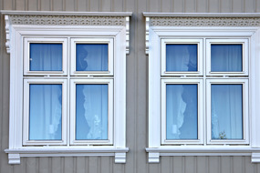 Detaljrike vindusomramminger i sveitserstil