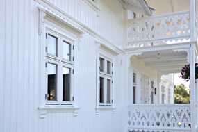 Sveitserhus med vakre detaljer