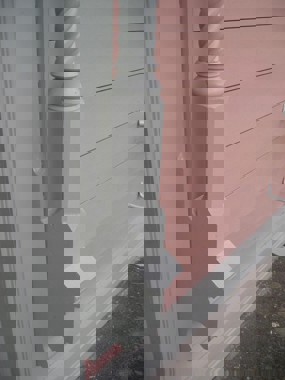 Spesialproduserte detaljer rundt vinduene